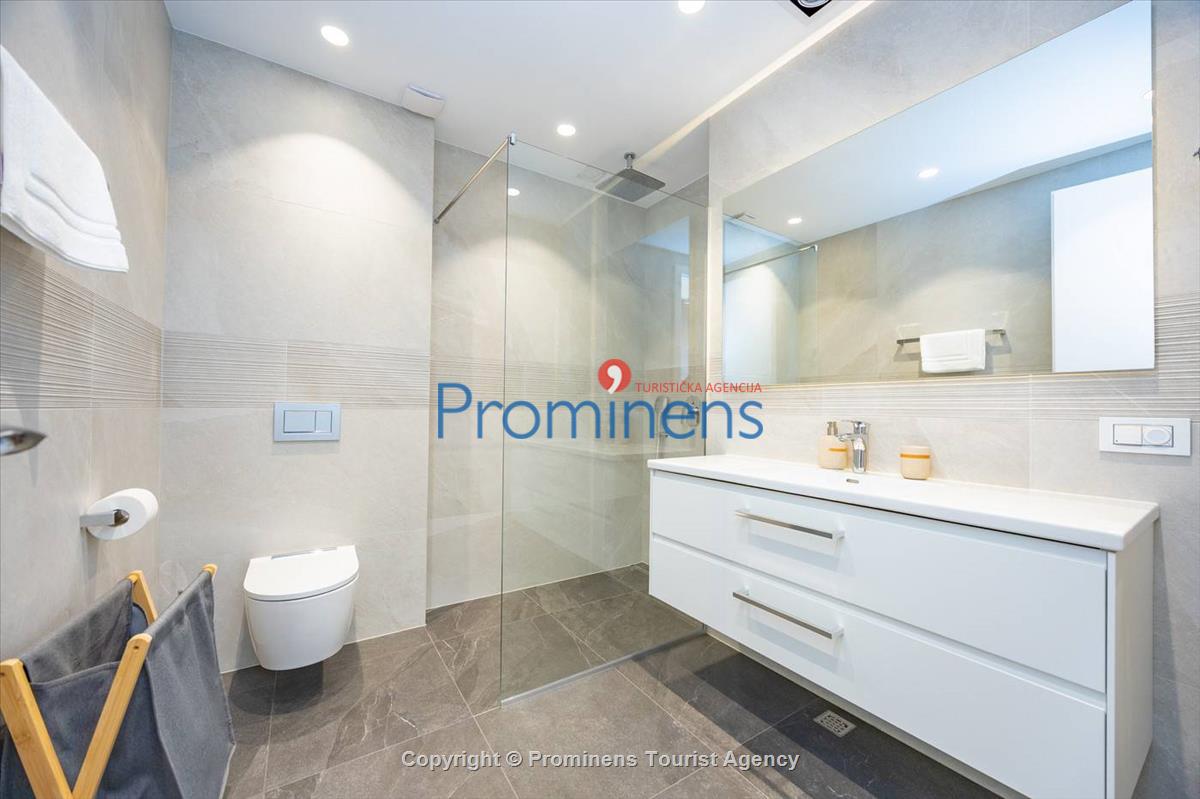 Pool apartment Maja & Petra Makarska