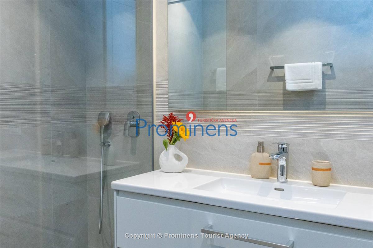 Pool apartment Maja & Petra Makarska