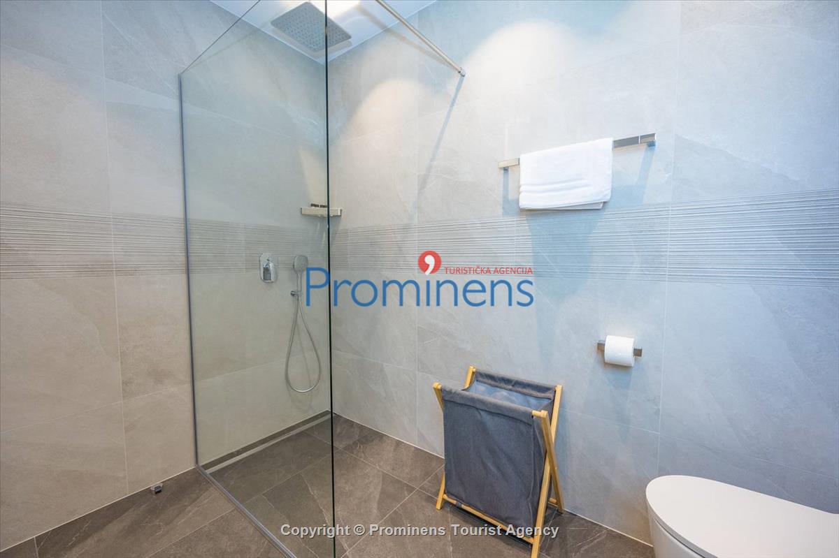 Pool apartment Maja & Petra Makarska