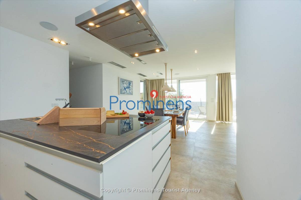 Pool apartment Maja & Petra Makarska