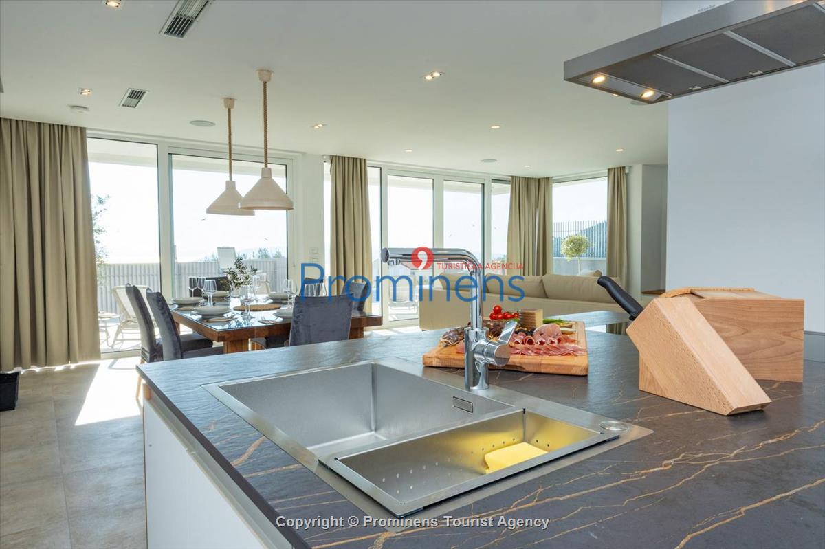 Pool apartment Maja & Petra Makarska