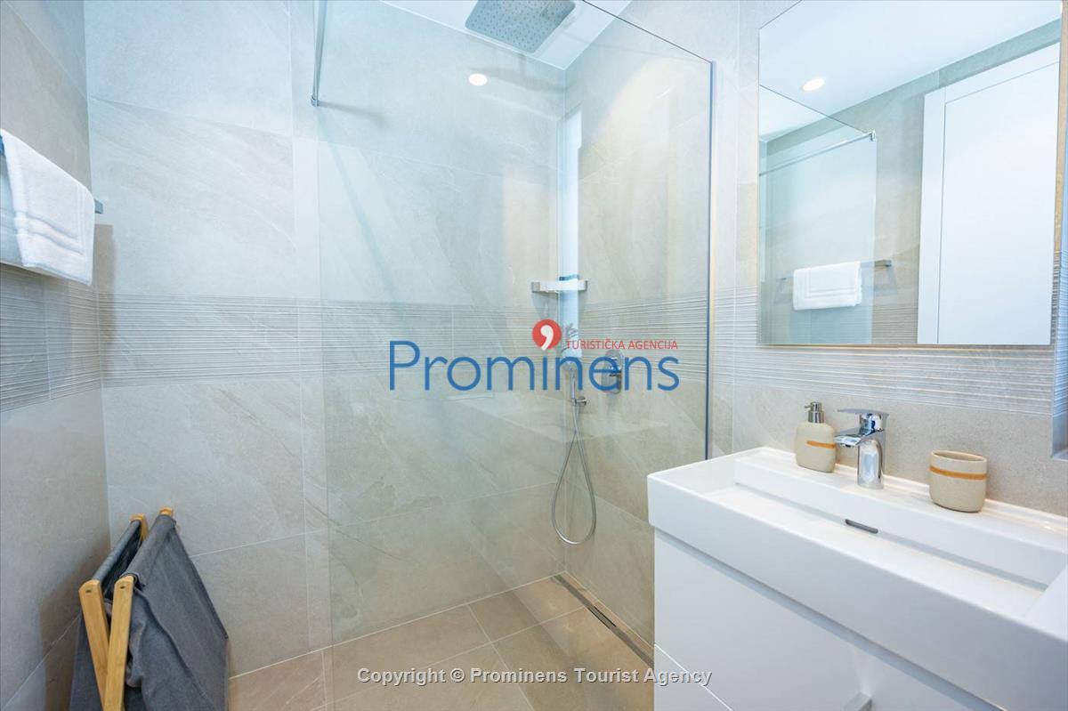 Pool apartment Maja & Petra Makarska