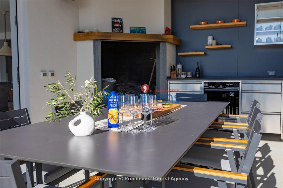 Pool apartment Maja & Petra Makarska