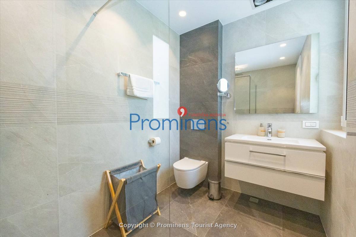 Pool apartment Maja & Petra Makarska