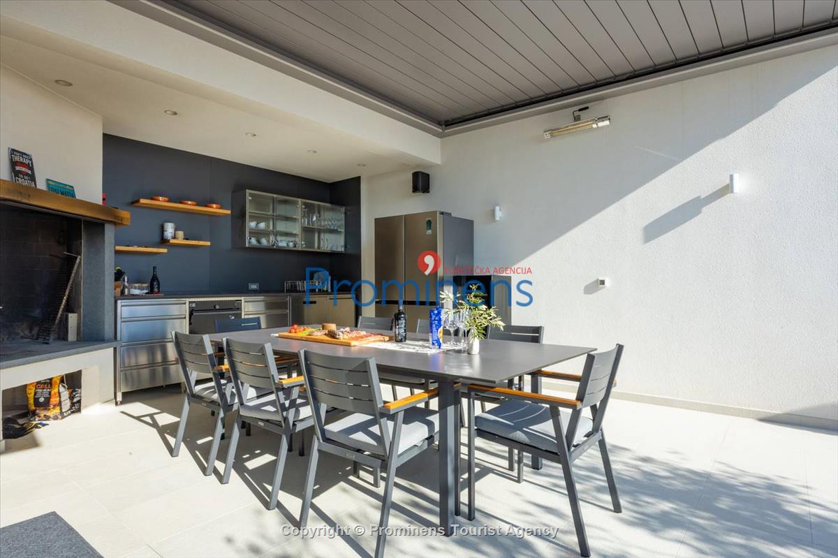 Pool apartment Maja & Petra Makarska