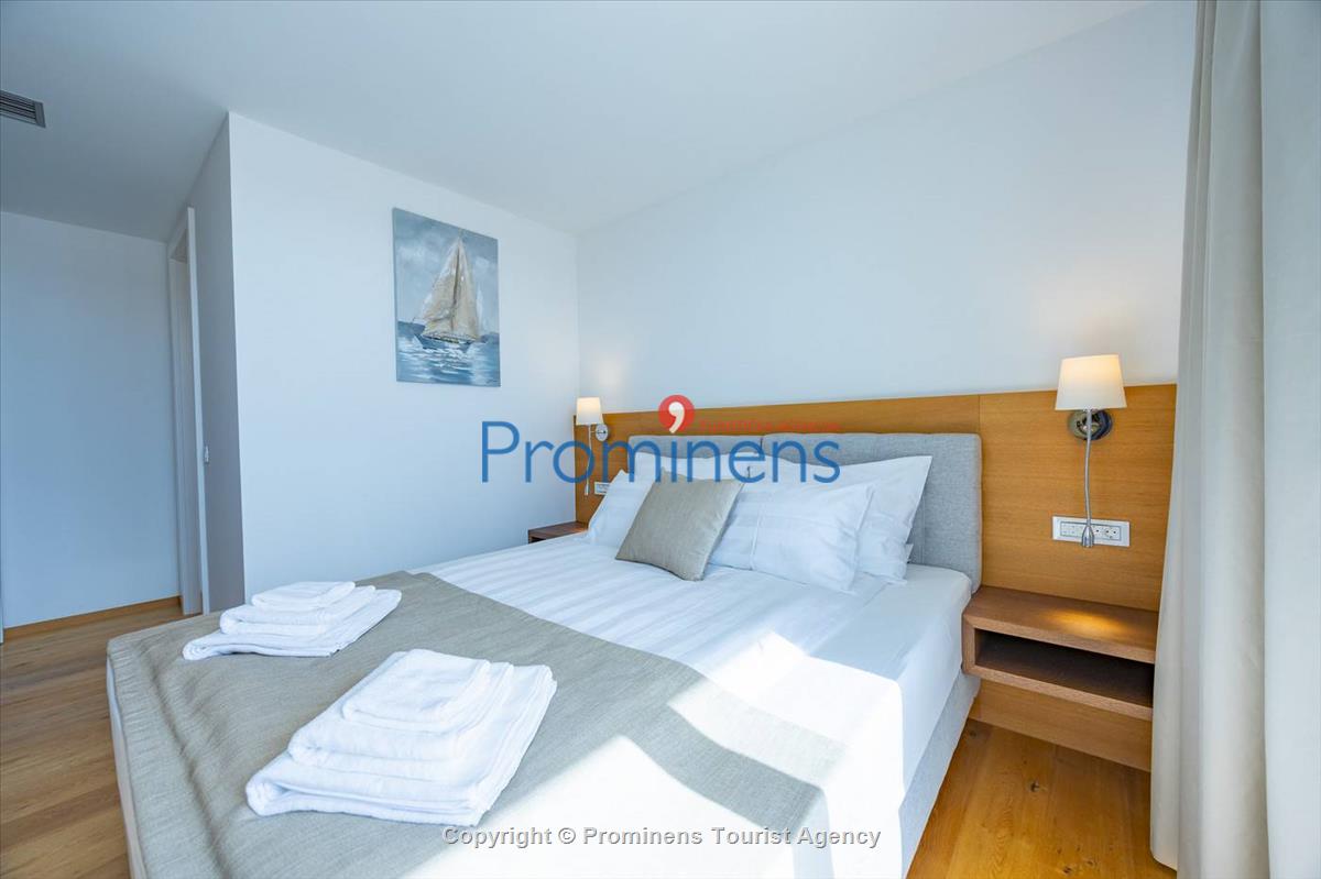 Pool apartment Maja & Petra Makarska