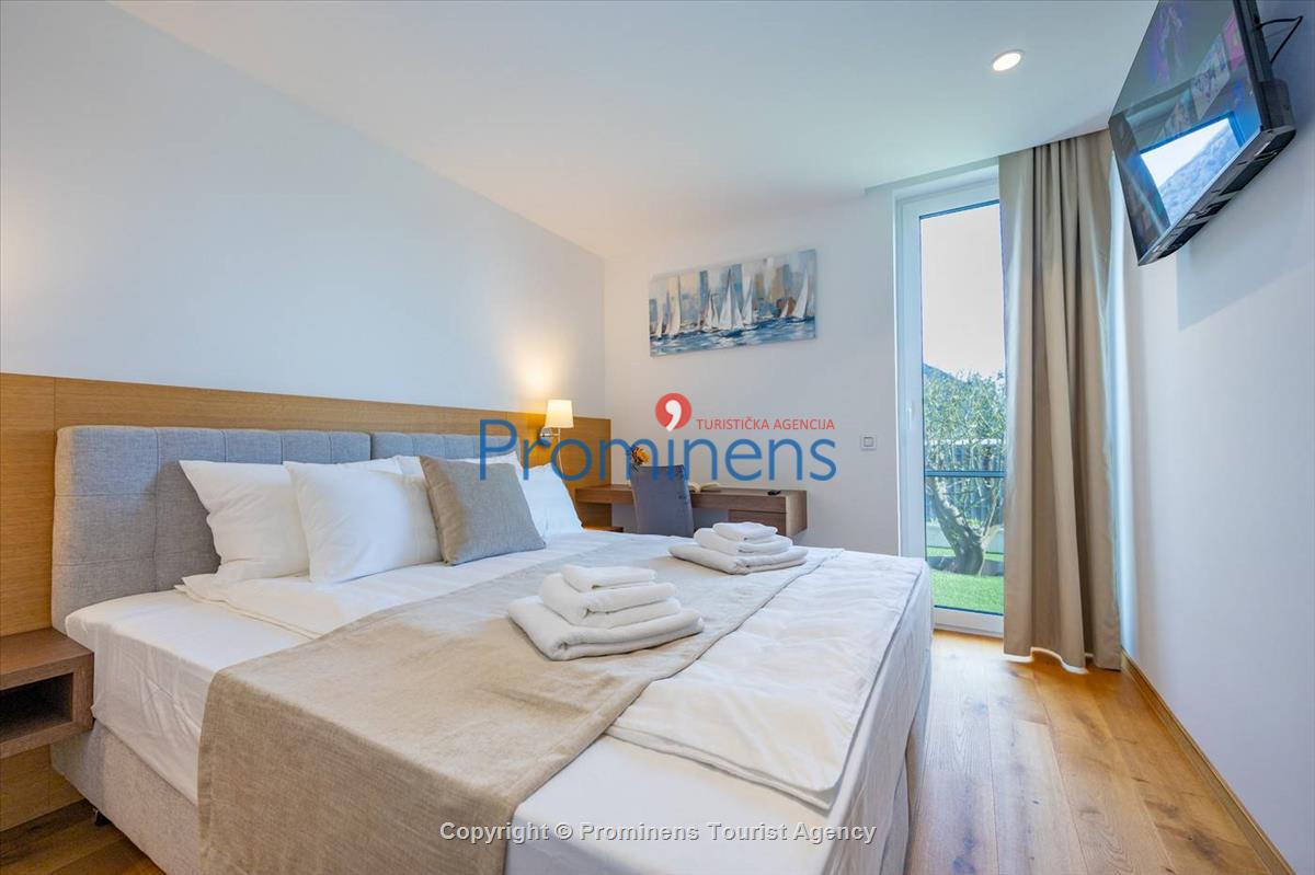 Pool apartment Maja & Petra Makarska