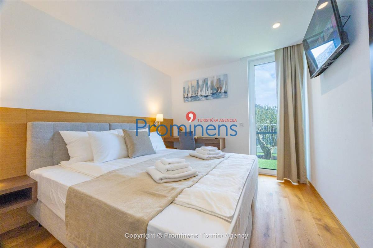 Pool apartment Maja & Petra Makarska