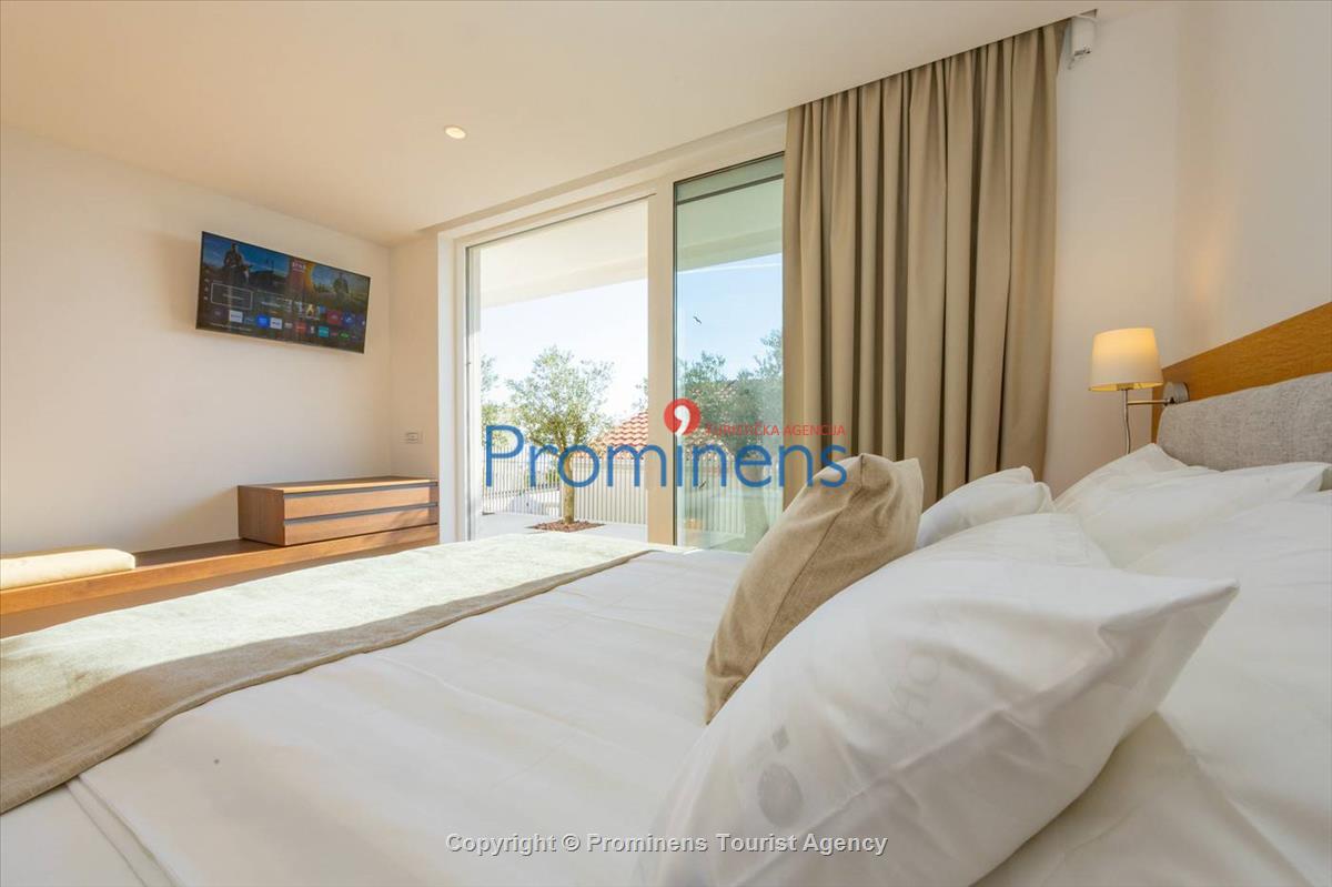 Pool apartment Maja & Petra Makarska