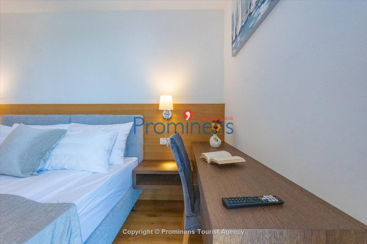 Pool apartment Maja & Petra Makarska