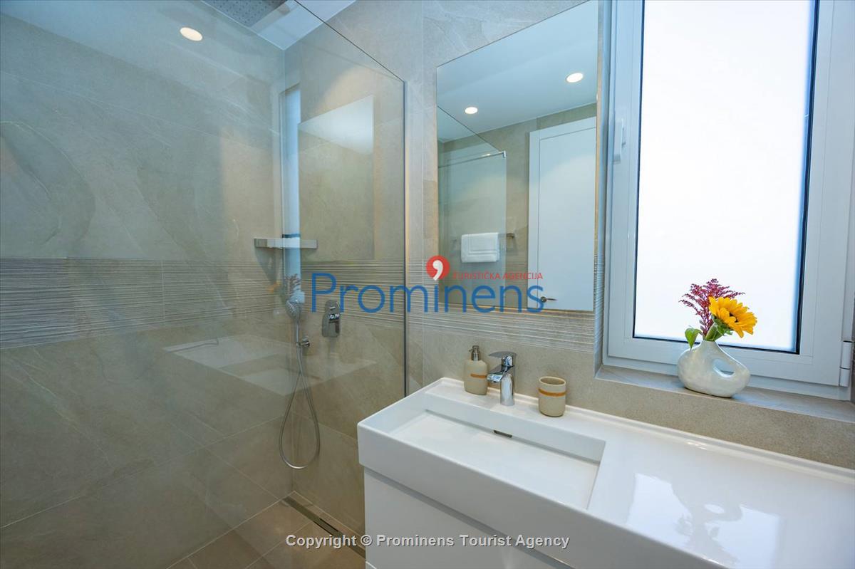 Pool apartment Maja & Petra Makarska