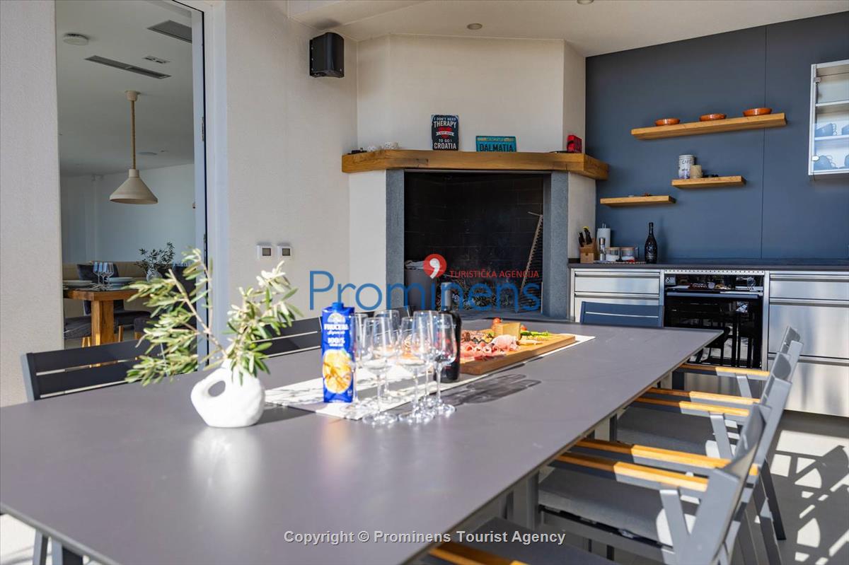 Pool apartment Maja & Petra Makarska