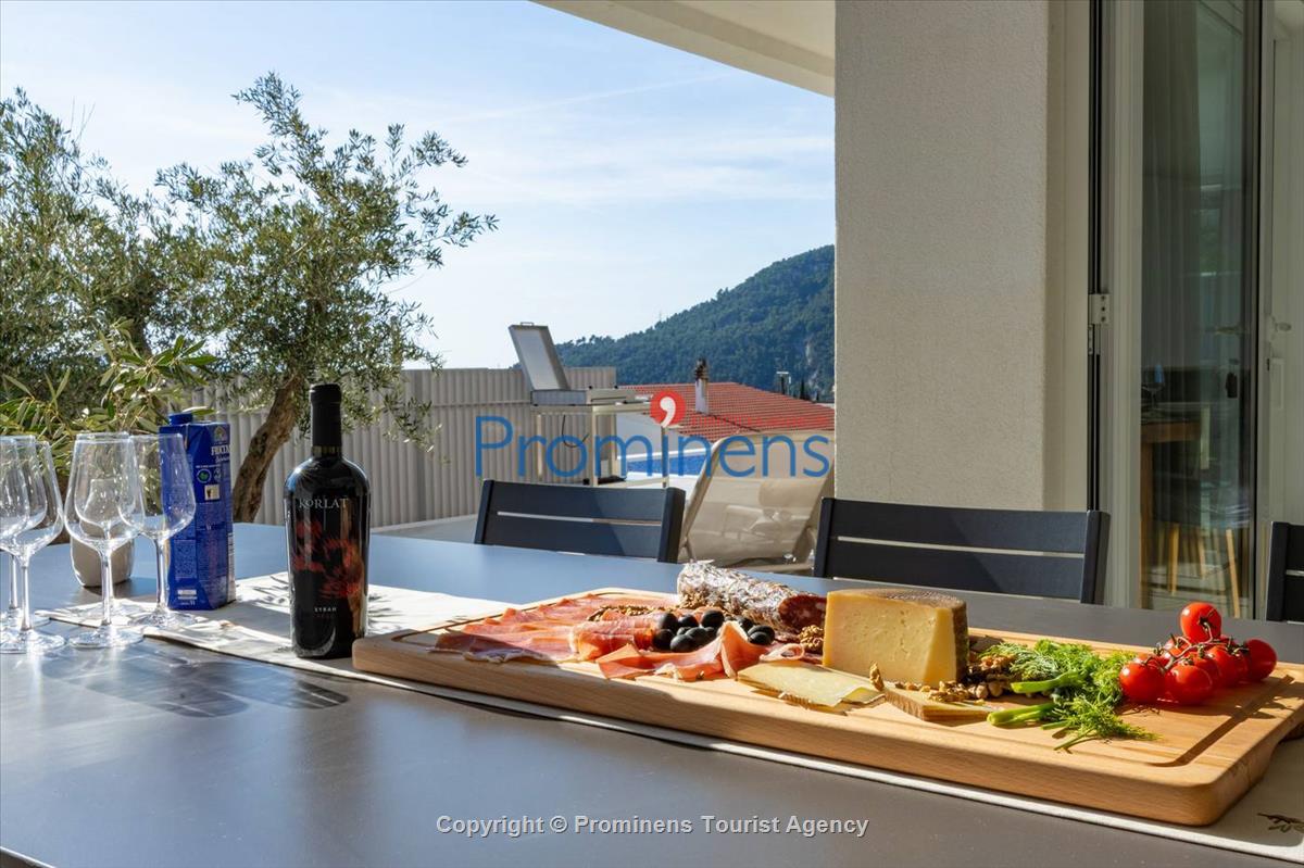 Pool apartment Maja & Petra Makarska