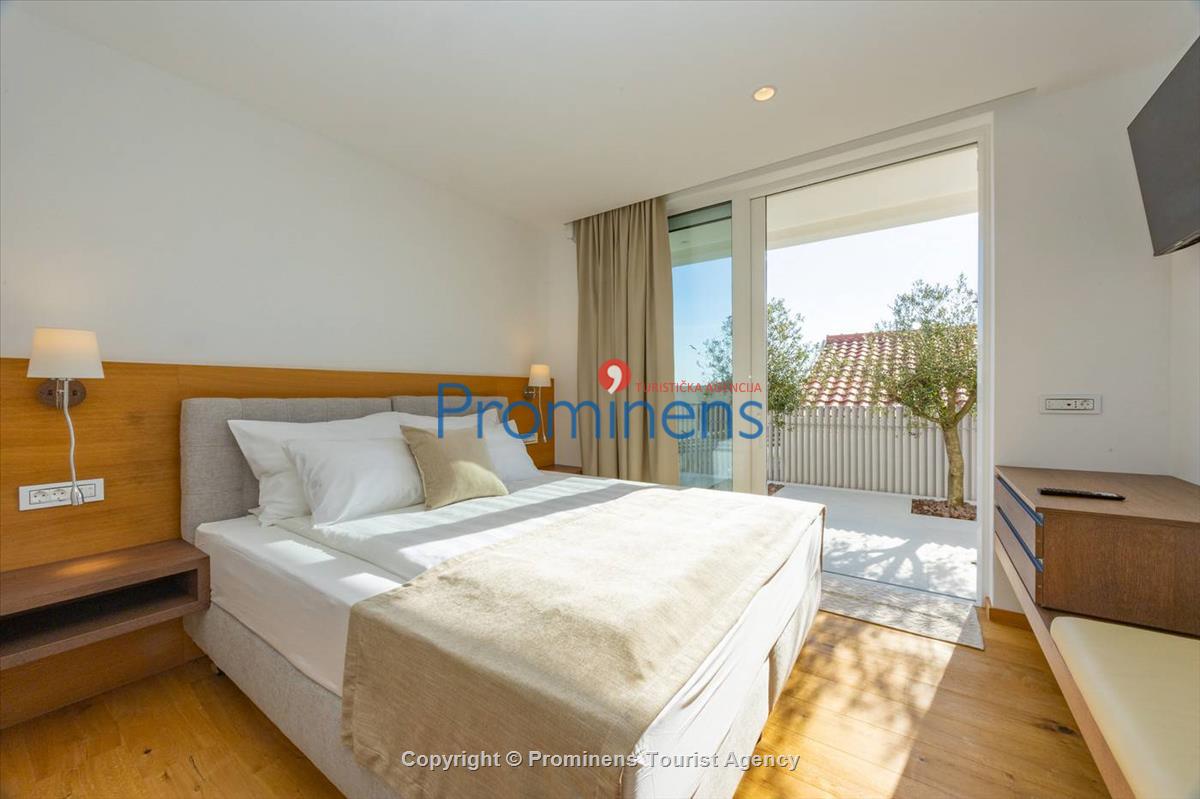 Pool apartment Maja & Petra Makarska