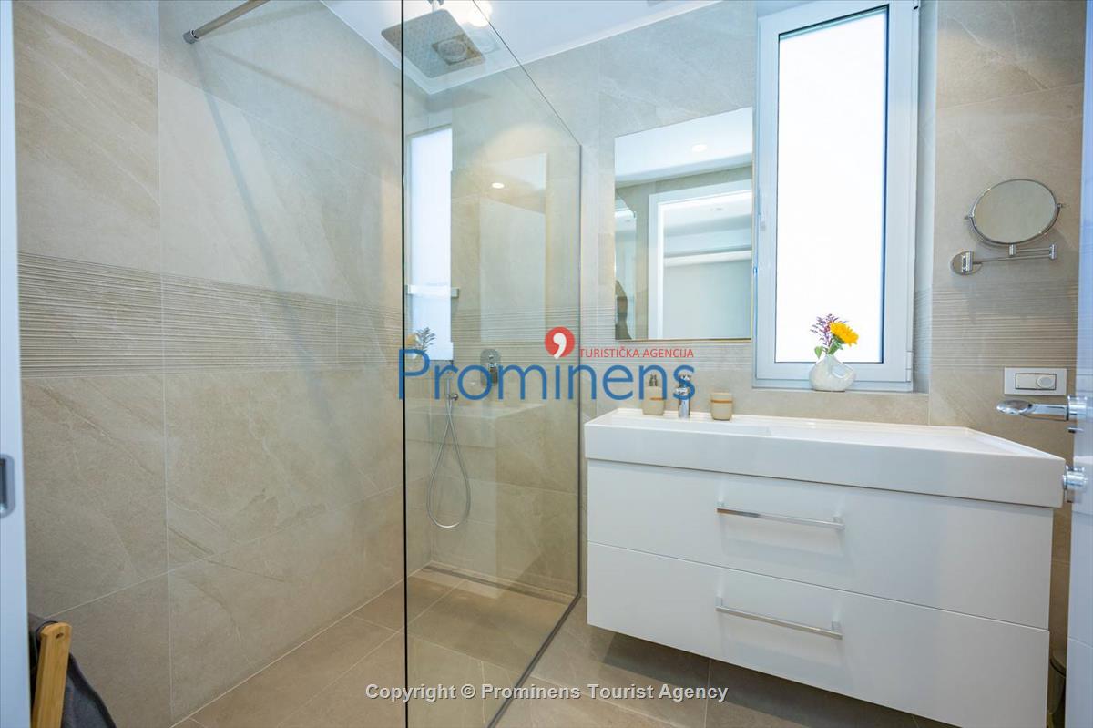 Pool apartment Maja & Petra Makarska