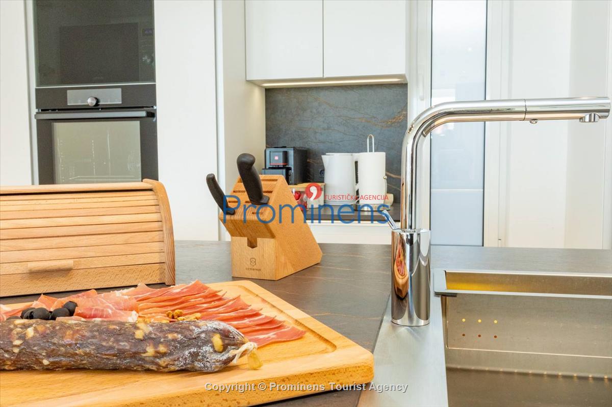 Pool apartment Maja & Petra Makarska