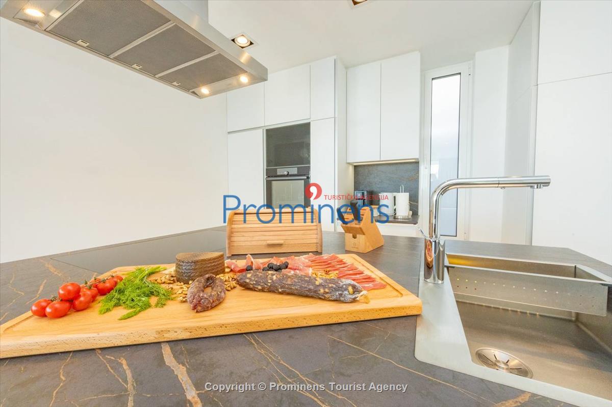 Pool apartment Maja & Petra Makarska