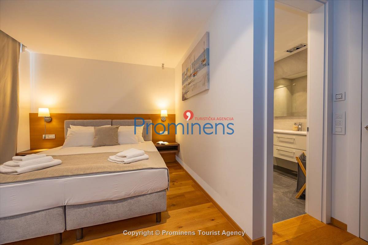 Pool apartment Maja & Petra Makarska