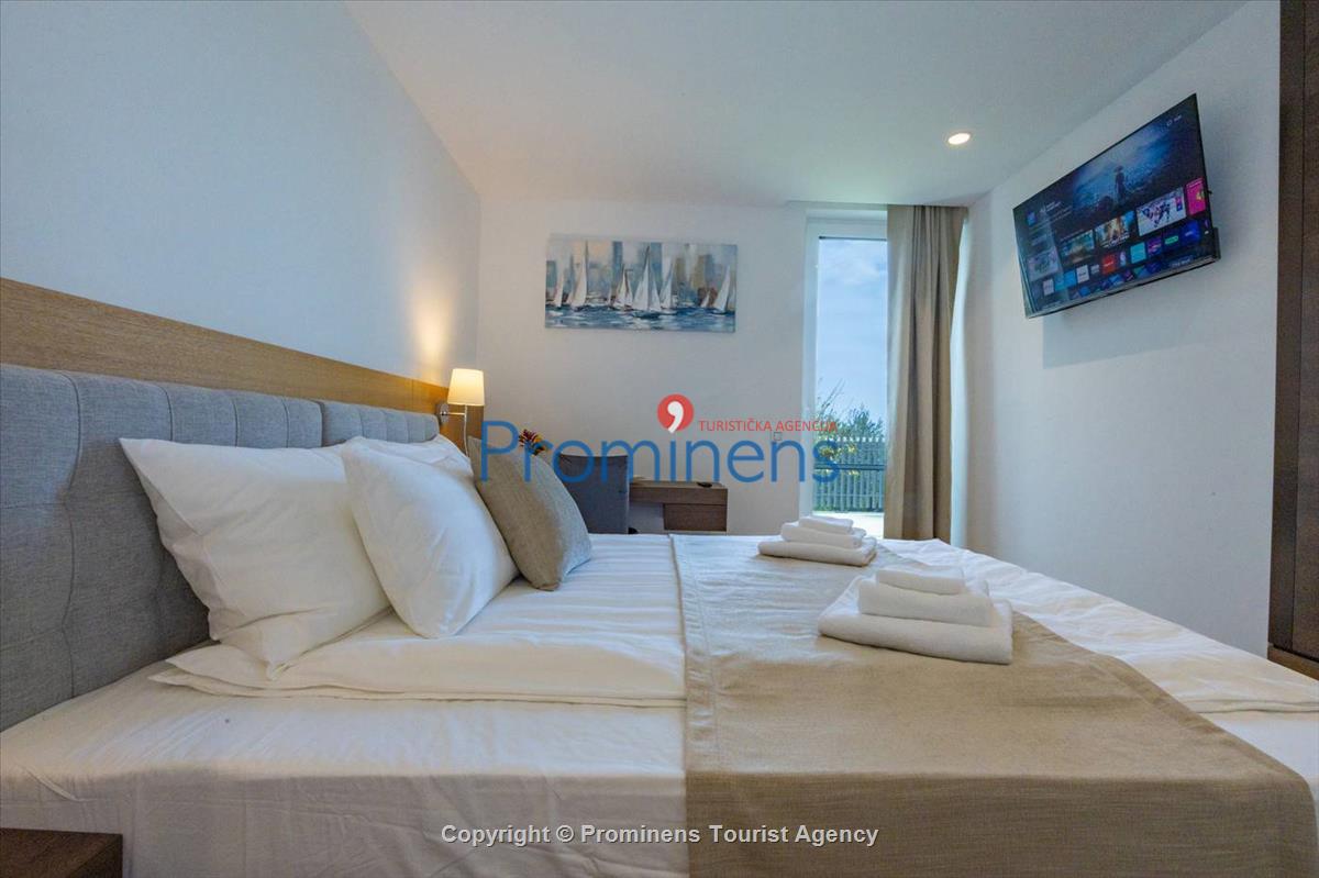 Pool apartment Maja & Petra Makarska