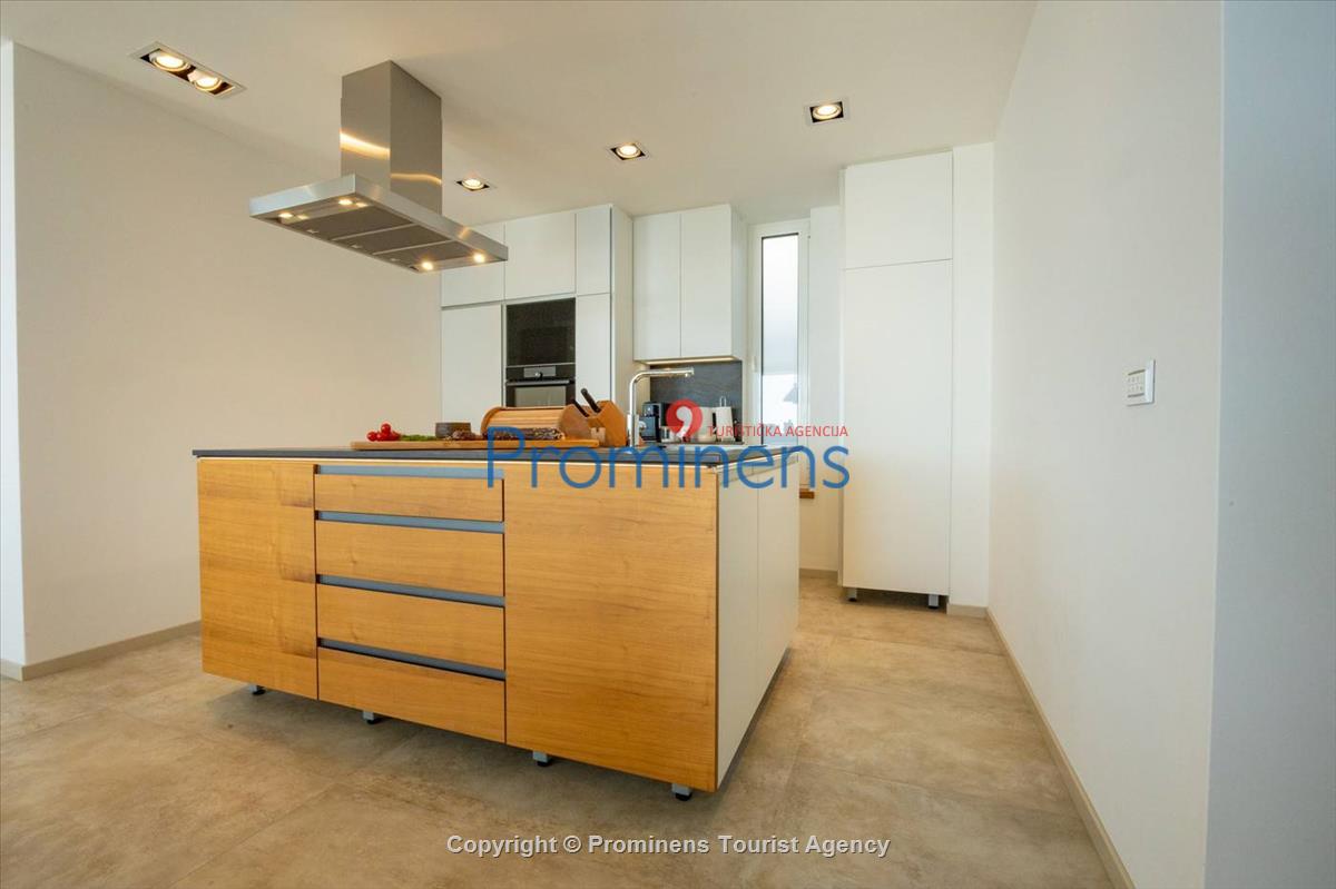 Pool apartment Maja & Petra Makarska