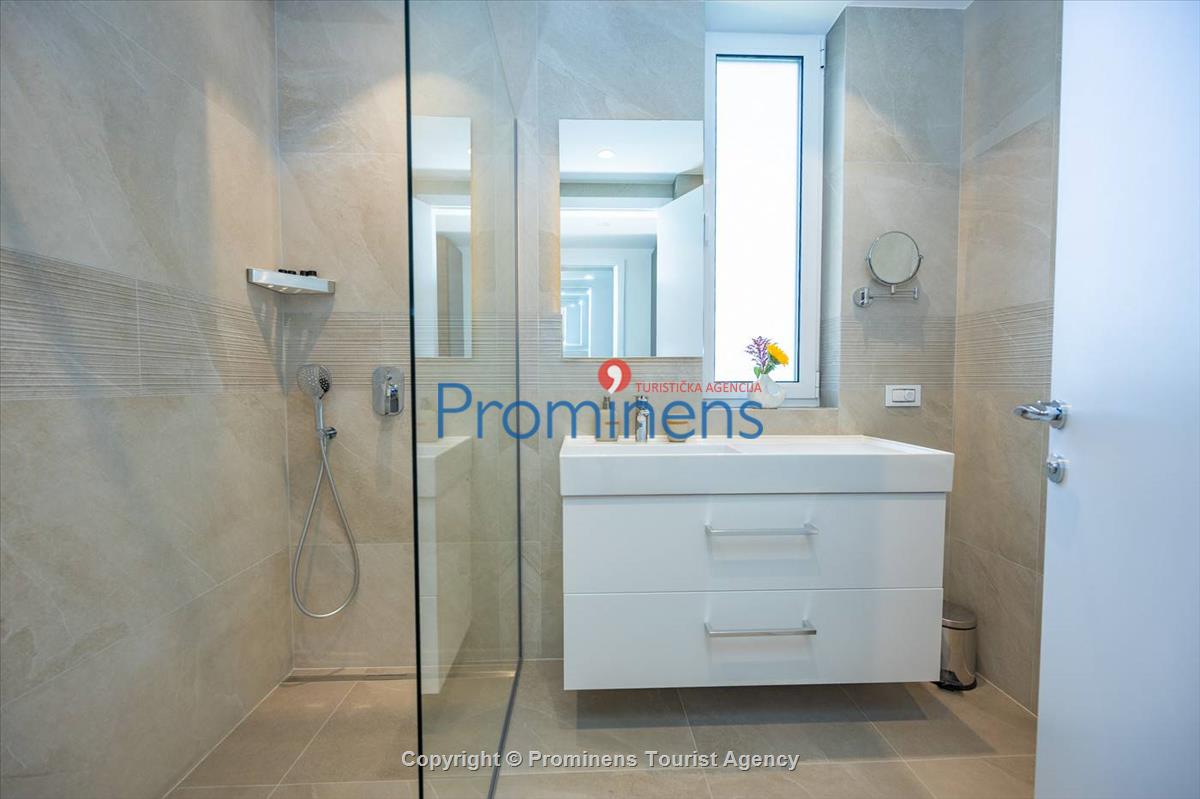 Pool apartment Maja & Petra Makarska