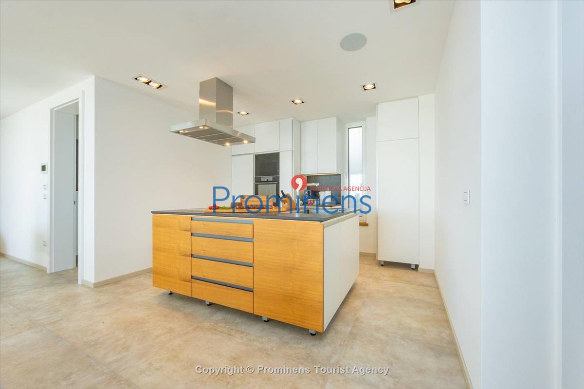 Pool apartment Maja & Petra Makarska