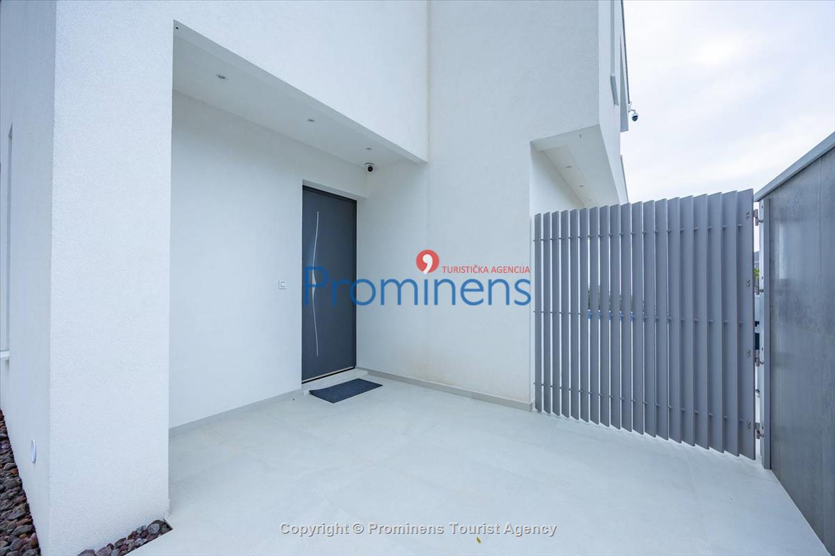 Pool apartment Maja & Petra Makarska