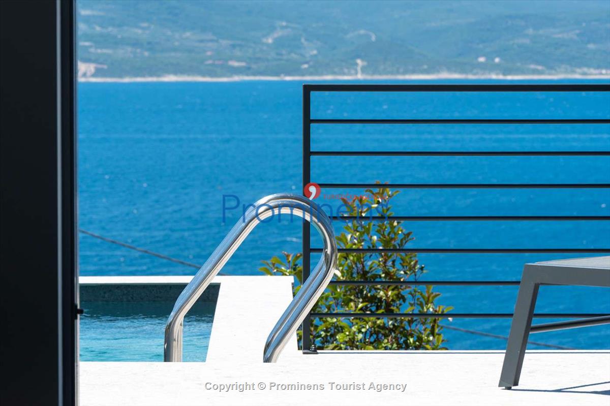 Villa Šime Brela – Pool, Sea View, Gym, Sleeps 4