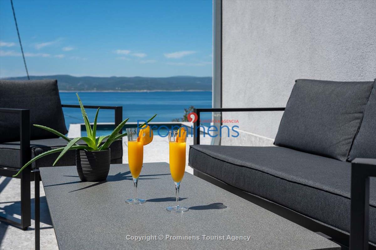 Villa Šime Brela – Pool, Sea View, Gym, Sleeps 4