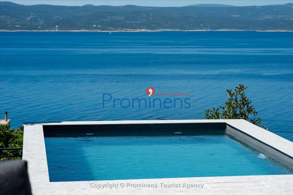 Villa Šime Brela – Pool, Sea View, Gym, Sleeps 4