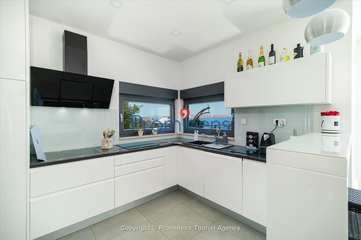 Villa Hota Makarska – Heated Pool, Hot Tub, Sauna, Gym, Sleeps 8