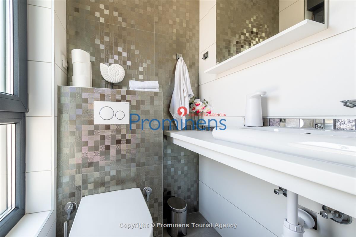 Villa Hota Makarska – Heated Pool, Hot Tub, Sauna, Gym, Sleeps 8