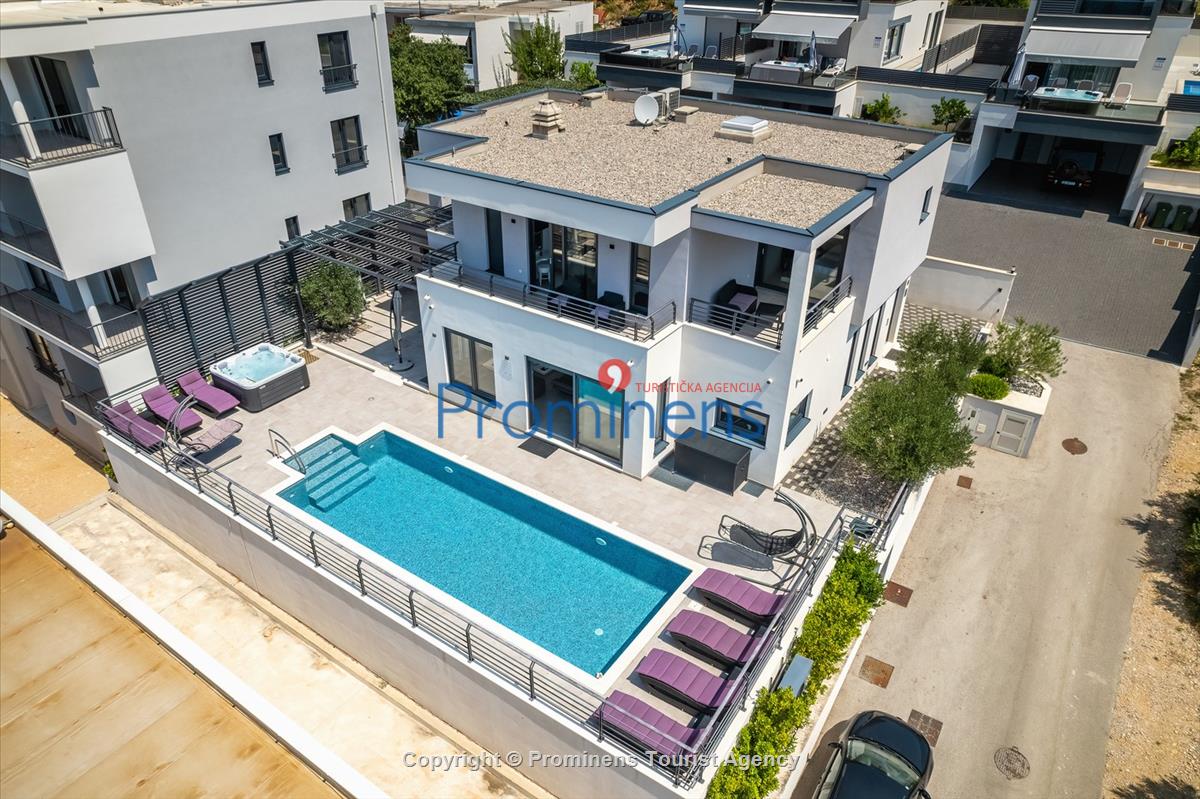 Villa Hota Makarska – Heated Pool, Hot Tub, Sauna, Gym, Sleeps 8