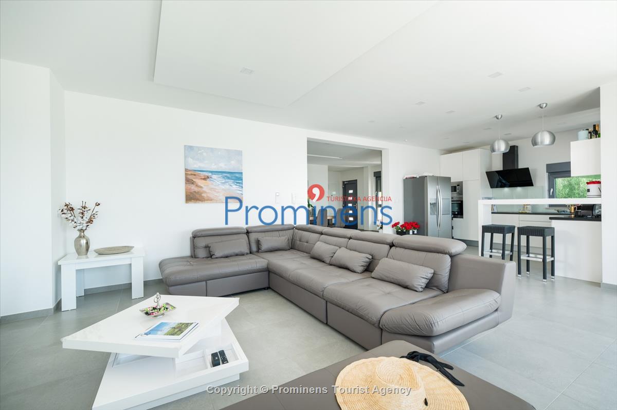 Villa Hota Makarska – Heated Pool, Hot Tub, Sauna, Gym, Sleeps 8