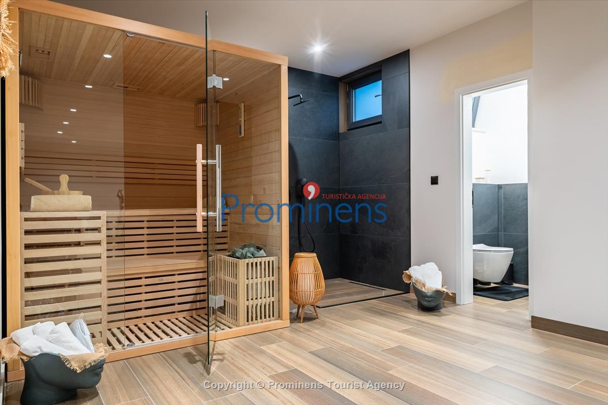 Villa Hota Makarska – Heated Pool, Hot Tub, Sauna, Gym, Sleeps 8