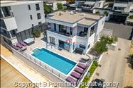 Villa Hota Makarska – Heated Pool, Hot Tub, Sauna, Gym, Sleeps 8