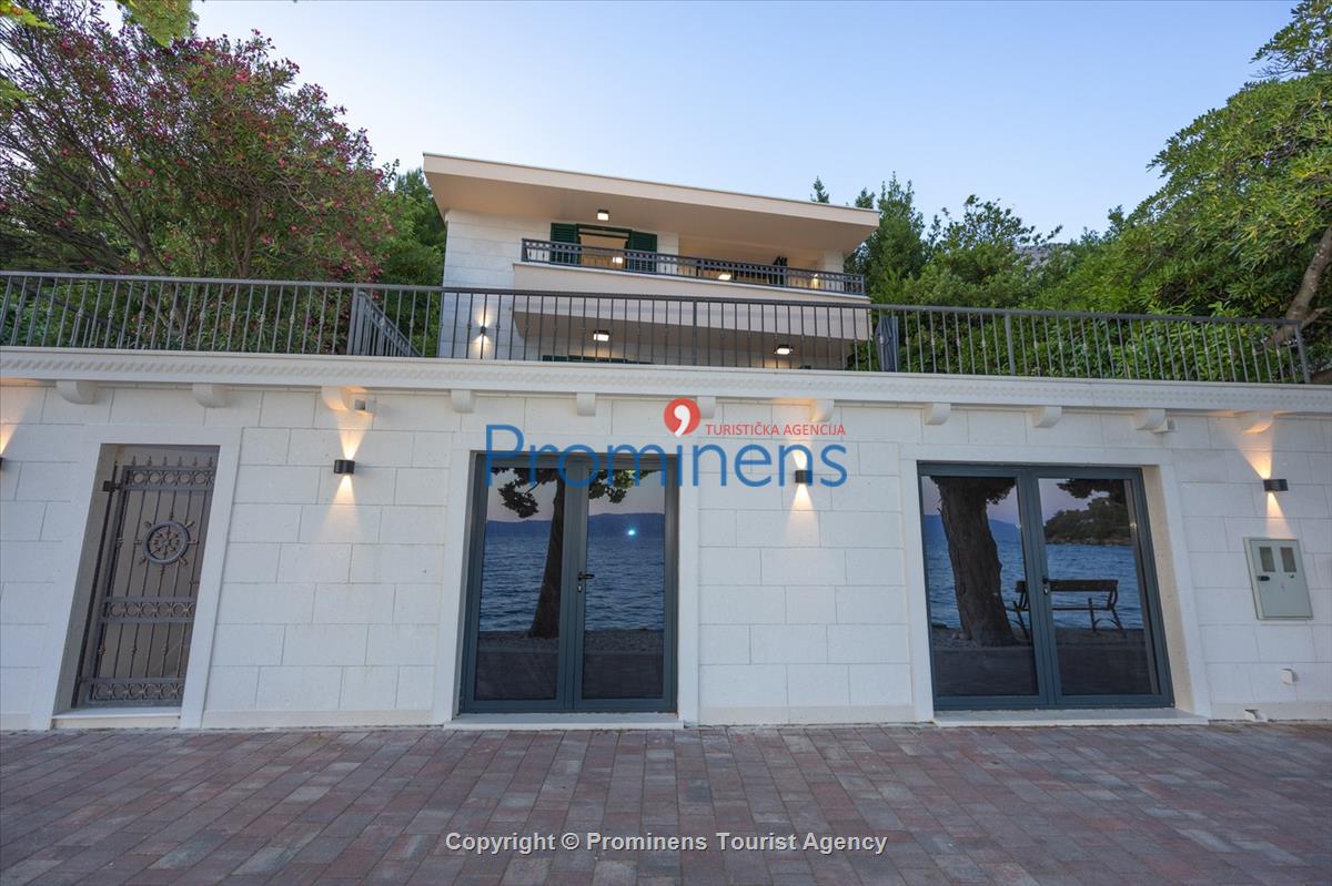 Beachfront Villa San't Antonio Podaca – 4 Bedrooms, 2 Families, Direct Sea Access, Makarska Riviera