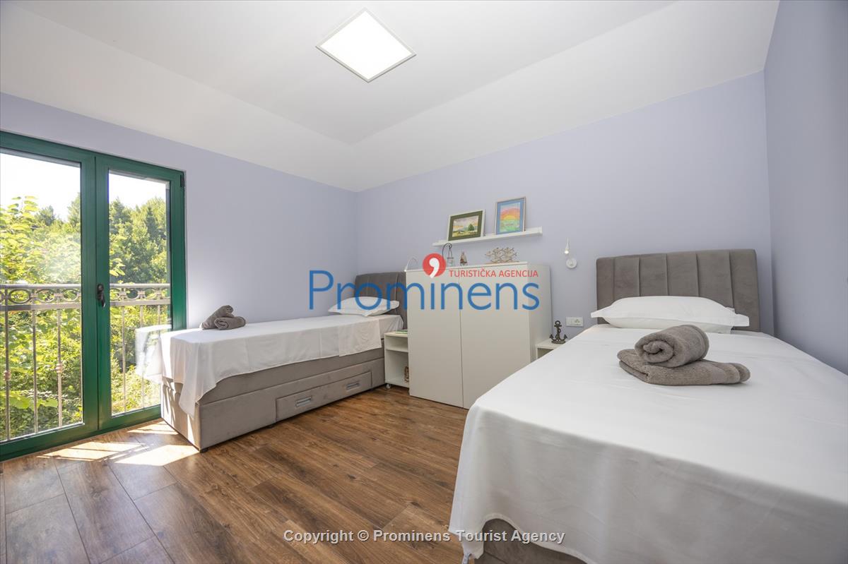 Beachfront Villa San't Antonio Podaca – 4 Bedrooms, 2 Families, Direct Sea Access, Makarska Riviera