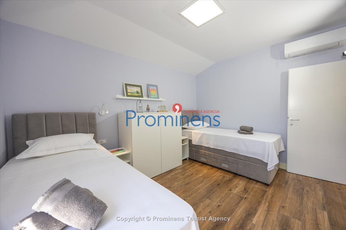 Beachfront Villa San't Antonio Podaca – 4 Bedrooms, 2 Families, Direct Sea Access, Makarska Riviera