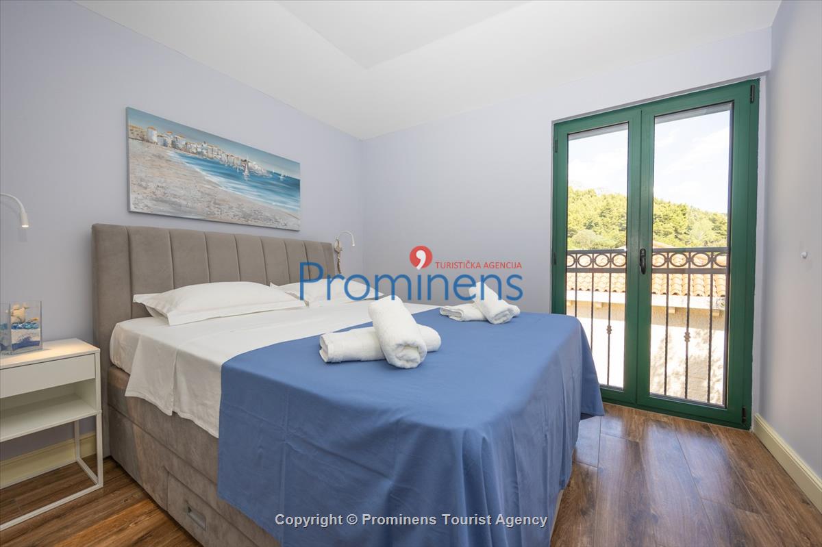 Beachfront Villa San't Antonio Podaca – 4 Bedrooms, 2 Families, Direct Sea Access, Makarska Riviera