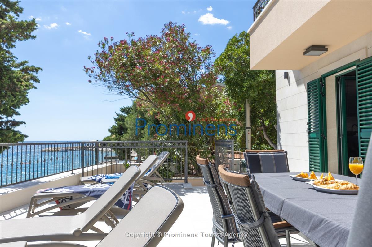 Beachfront Villa San't Antonio Podaca – 4 Bedrooms, 2 Families, Direct Sea Access, Makarska Riviera