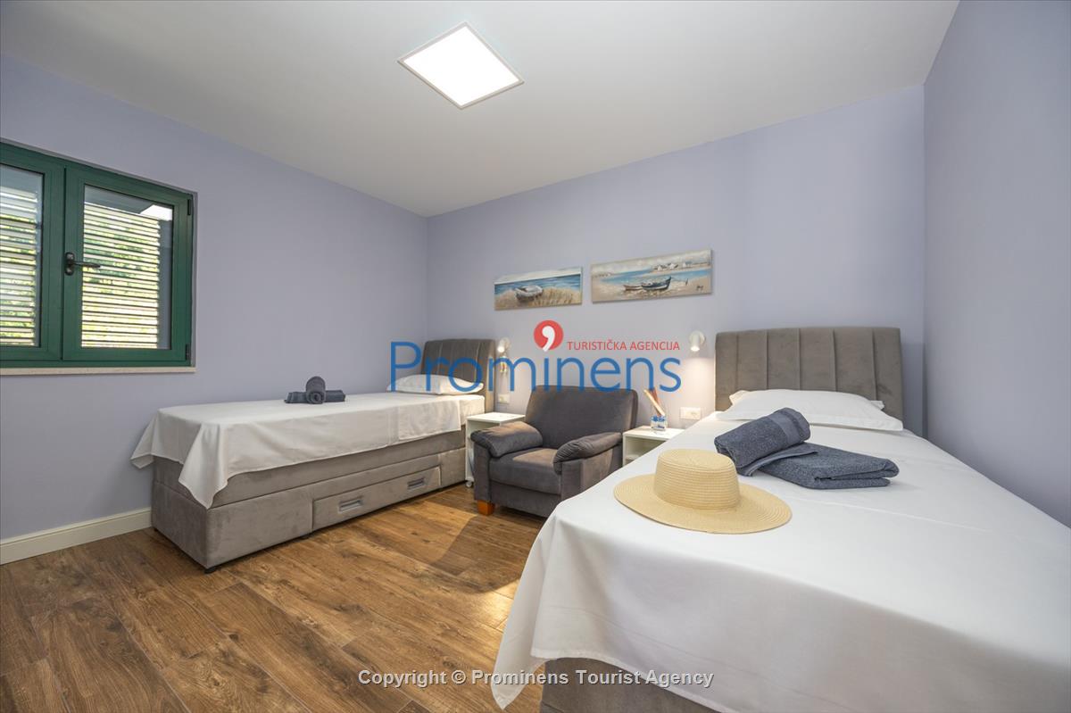 Beachfront Villa San't Antonio Podaca – 4 Bedrooms, 2 Families, Direct Sea Access, Makarska Riviera