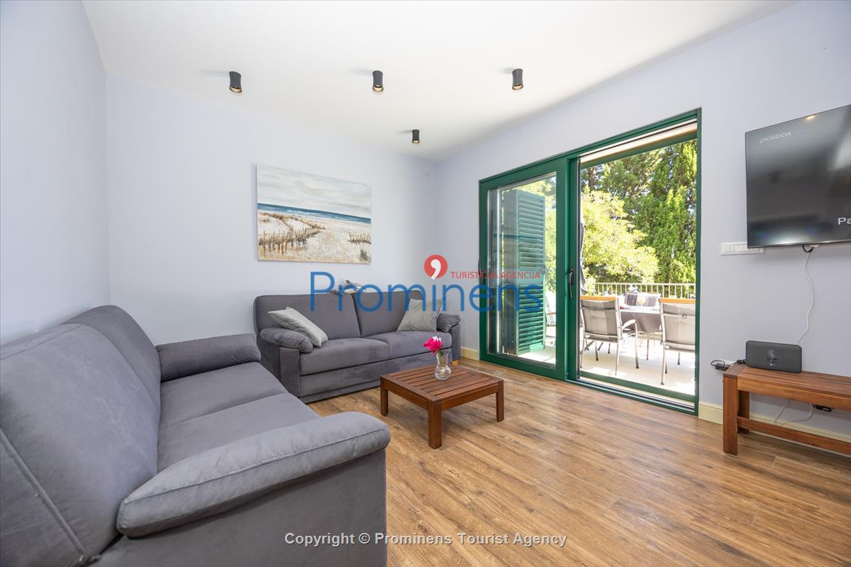 Beachfront Villa San't Antonio Podaca – 4 Bedrooms, 2 Families, Direct Sea Access, Makarska Riviera