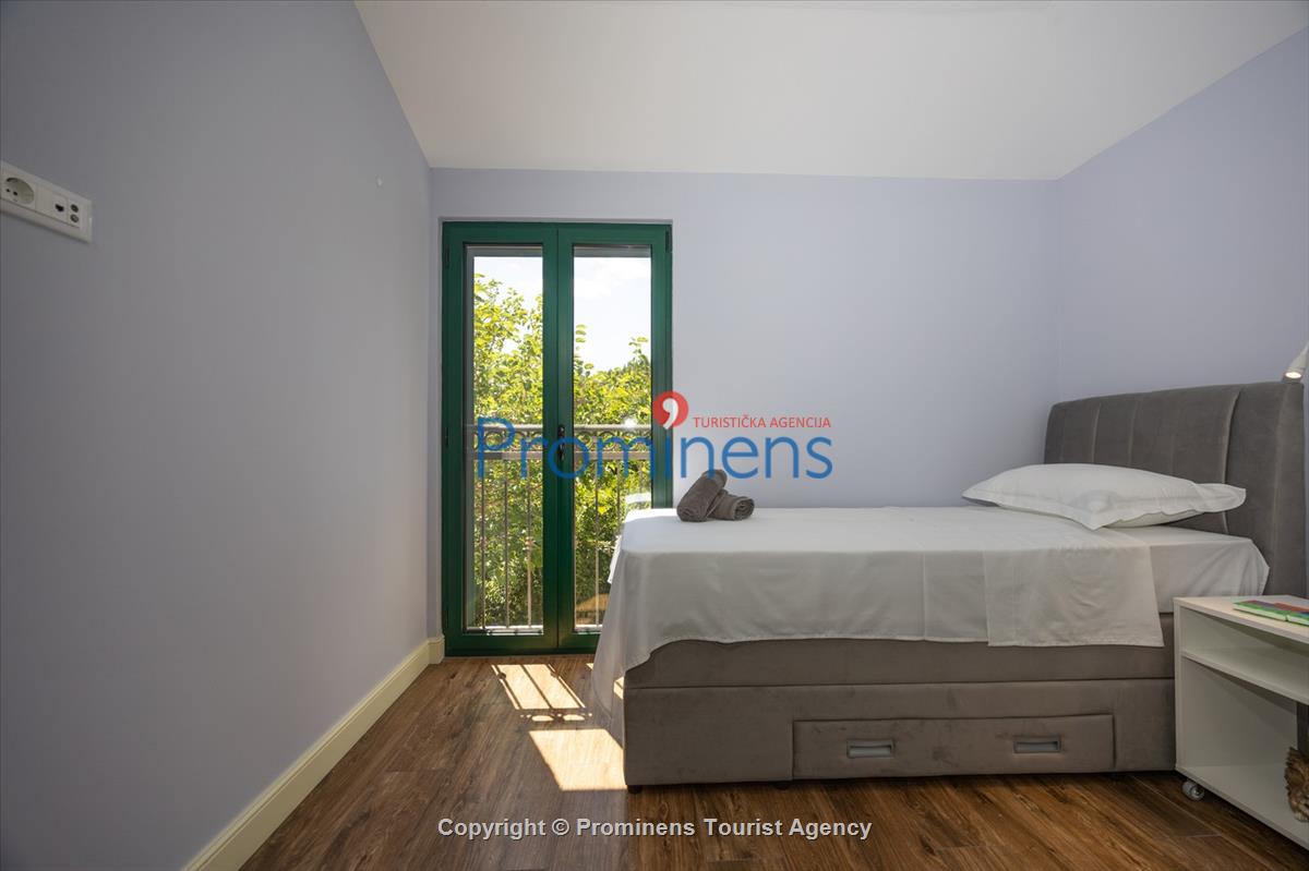 Beachfront Villa San't Antonio Podaca – 4 Bedrooms, 2 Families, Direct Sea Access, Makarska Riviera