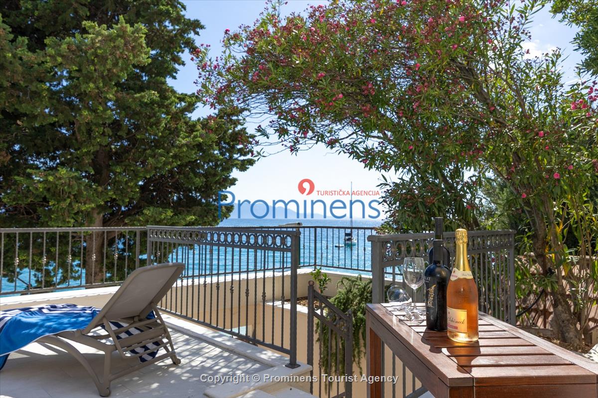 Beachfront Villa San't Antonio Podaca – 4 Bedrooms, 2 Families, Direct Sea Access, Makarska Riviera