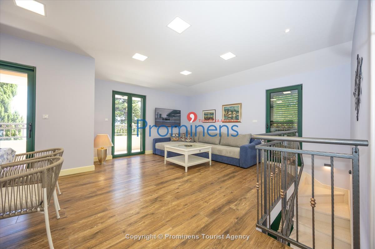 Beachfront Villa San't Antonio Podaca – 4 Bedrooms, 2 Families, Direct Sea Access, Makarska Riviera