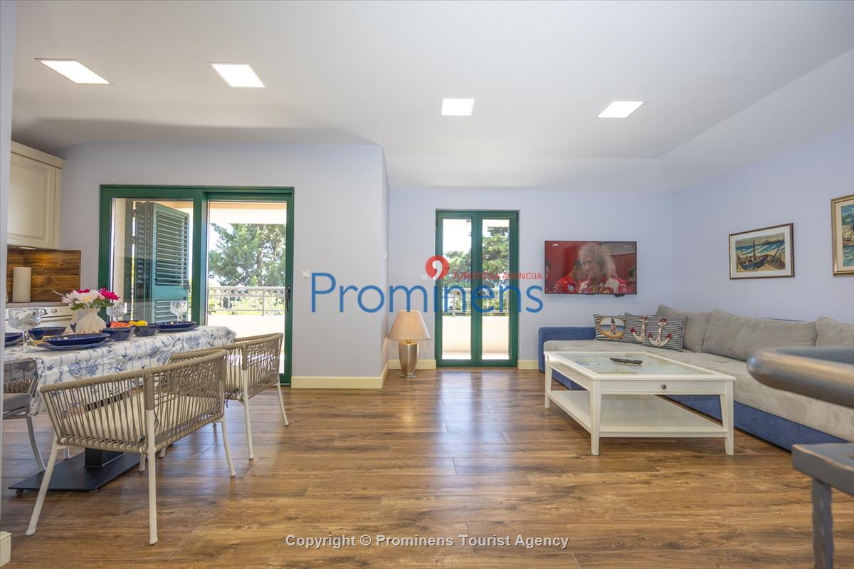 Beachfront Villa San't Antonio Podaca – 4 Bedrooms, 2 Families, Direct Sea Access, Makarska Riviera