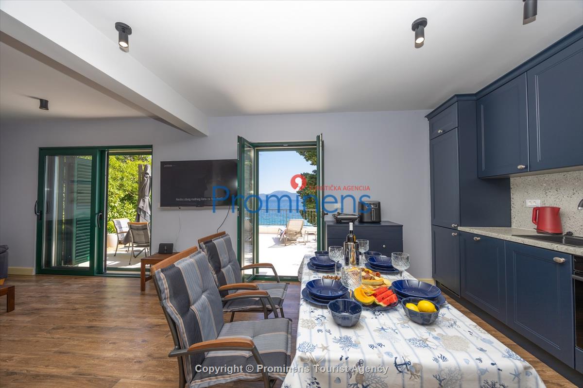 Beachfront Villa San't Antonio Podaca – 4 Bedrooms, 2 Families, Direct Sea Access, Makarska Riviera