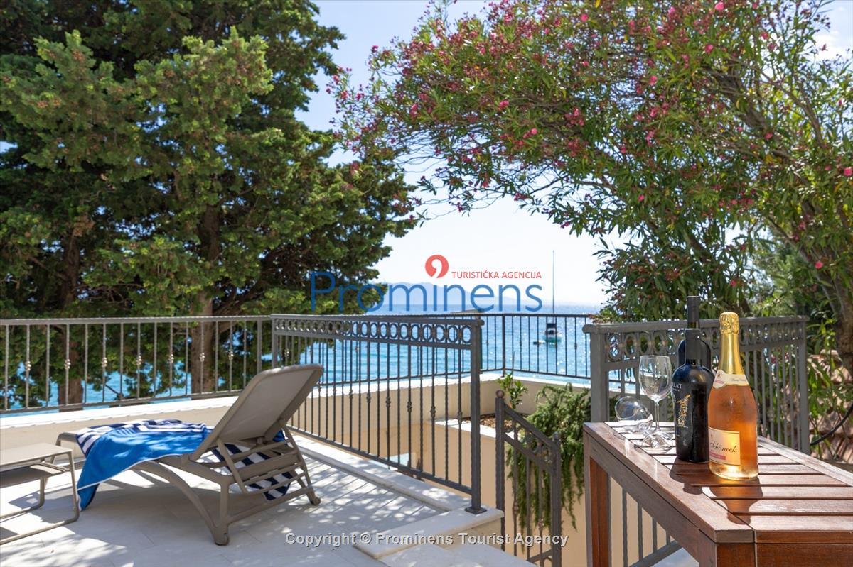 Beachfront Villa San't Antonio Podaca – 4 Bedrooms, 2 Families, Direct Sea Access, Makarska Riviera