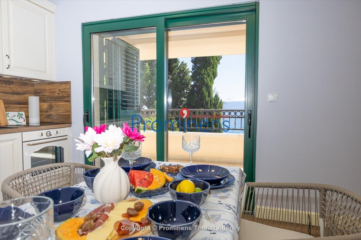 Beachfront Villa San't Antonio Podaca – 4 Bedrooms, 2 Families, Direct Sea Access, Makarska Riviera